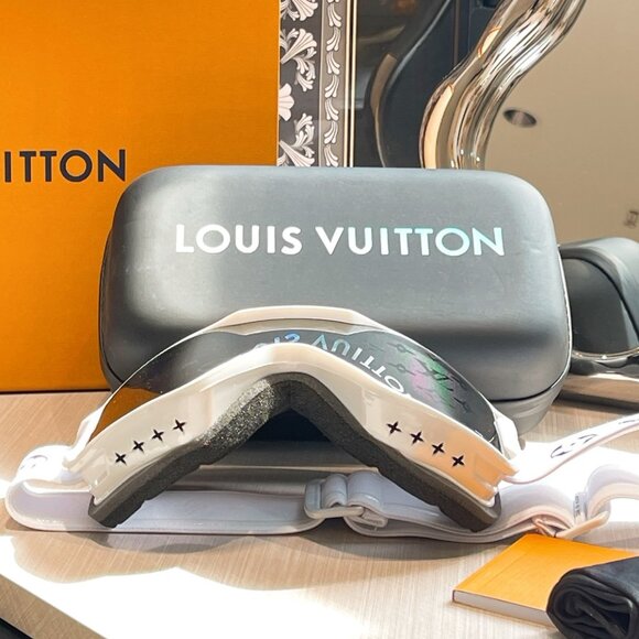 Louis Vuitton Ski Goggles with Monogram - Picture 2 of 5